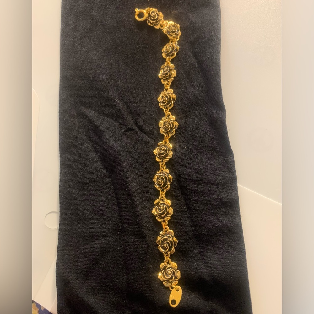 Vintage Beautiful Avon Goldtone and Blacktone Rose Bracelet